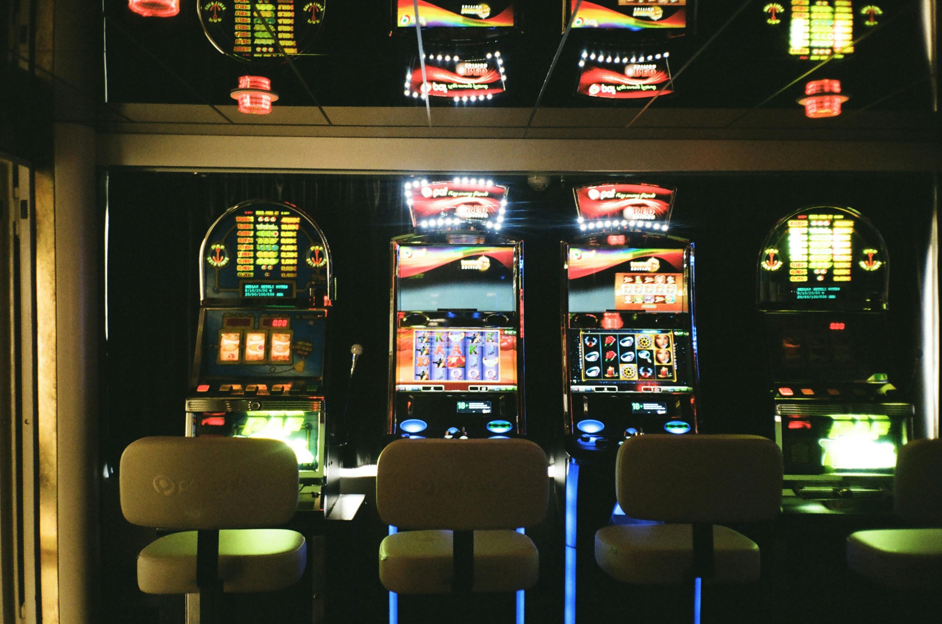 Filipino players browsing phtaya sports and casino sections on mobile